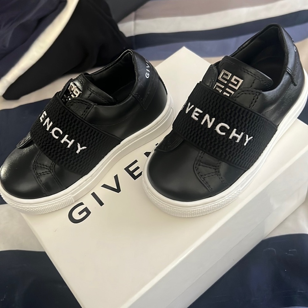 Givency Black logo sneakers